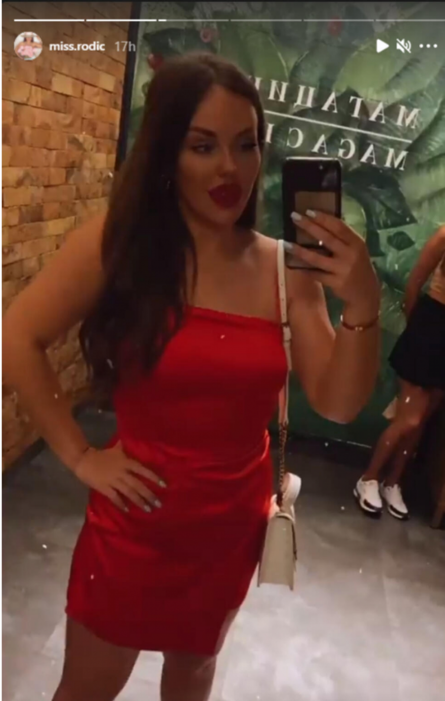 RODIĆKA POKIDALA NOVIM IZDANJEM Nataša objavom iz kreveta u crvenoj satenskoj haljini izmamila muške uzdahe!