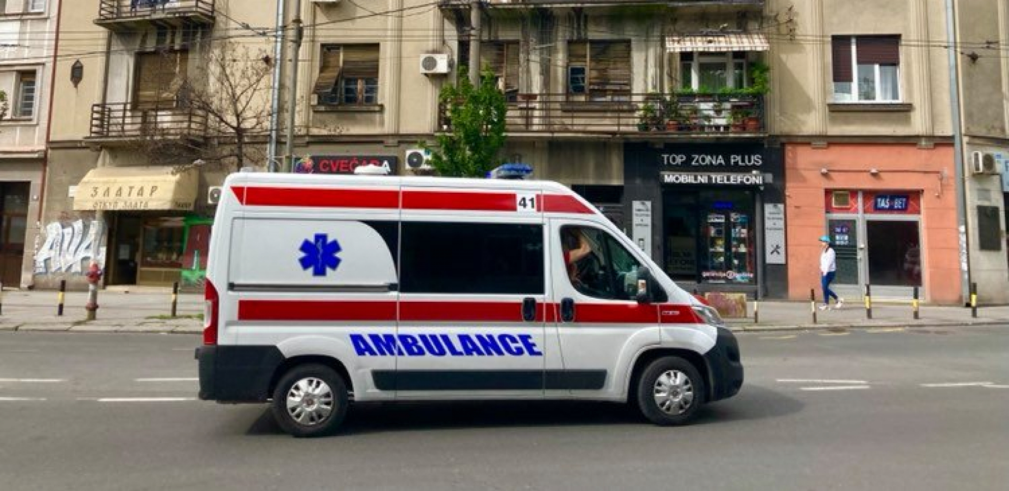 HITNO PREVEZENA NA URGENTNI Žena pešak povređena u saobraćajnoj nesreći u Dubrovačkoj ulici