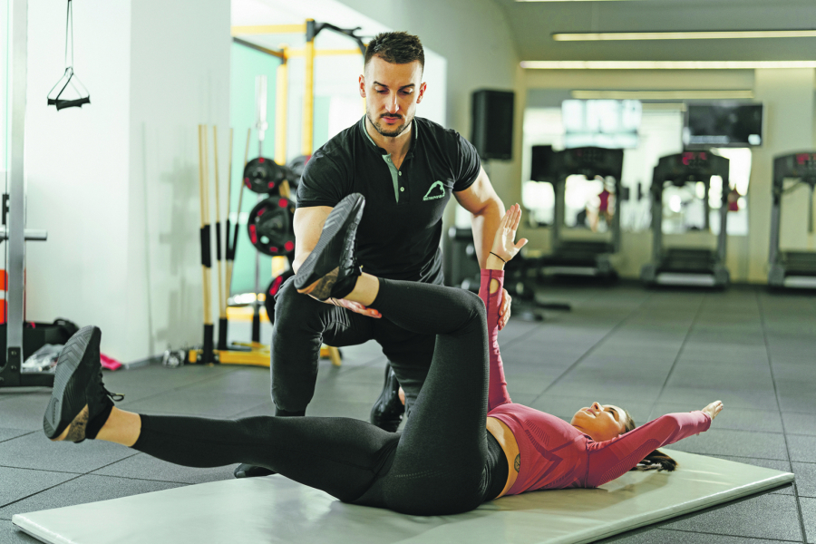 SAMI ILI U DRUŠTVU Leto je iza ugla a vežbanje se sve češće nameće kao neophodnost, ali da li se odlučiti na grupni ili individualni trening