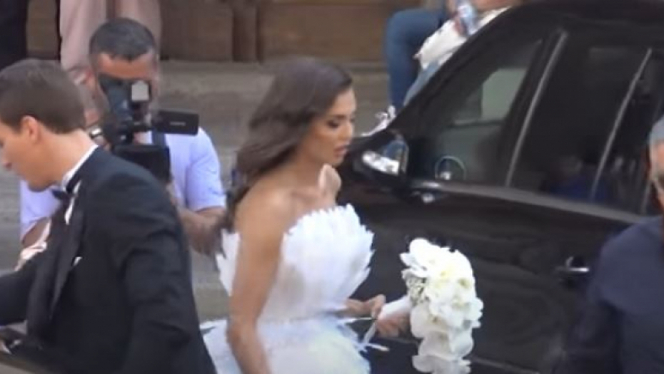 PIKSIJEVA ĆERKA KRSTILA NASLEDNICE U PUTINOVOJ KATEDRALI! Anja priredila bajkovitu dekoraciju u Parizu, devojčice bile u belim haljinama! (FOTO)