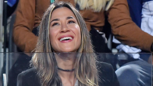 PEVAČICA I GLUMICA JE OPET SAMA Otvorila sezonu lova na fudbalere (FOTO)