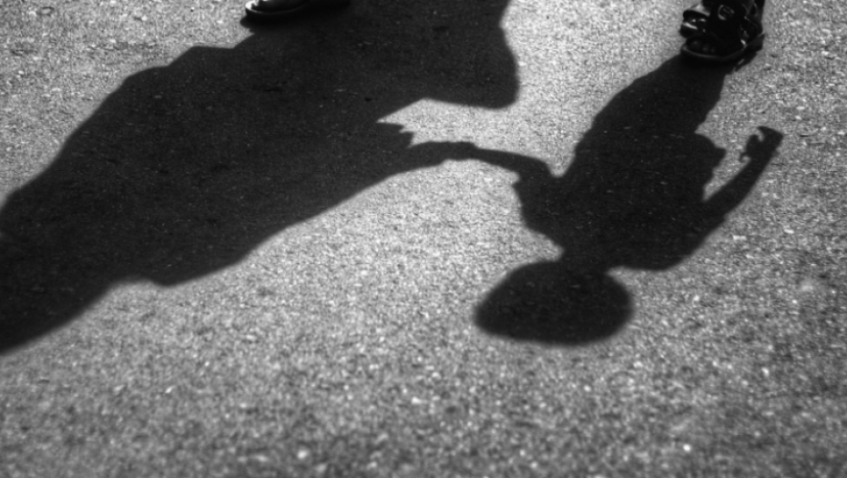 RODITELJI UPLAŠENI NA BEŽANIJSKOJ KOSI Pojavio se nepoznati muškarac koji mami decu, poslate tri patrole da pretraže teren!