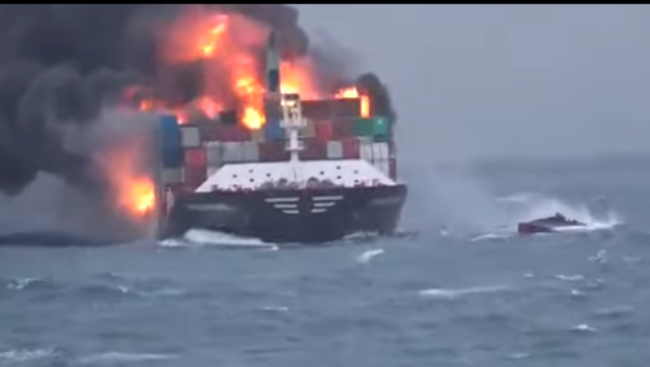 Brod u plamenu: Eksplozija na brodu koji je prevozio 25 tona azotne kiseline (FOTO/VIDEO)