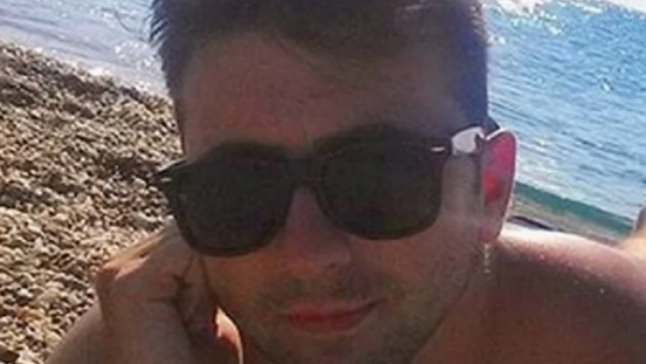 OŽENIO SE POBEDNIK ZVEZDA GRANDA Pevač zapevao na svojoj svadbi, a trudna mlada zablistala u belom!