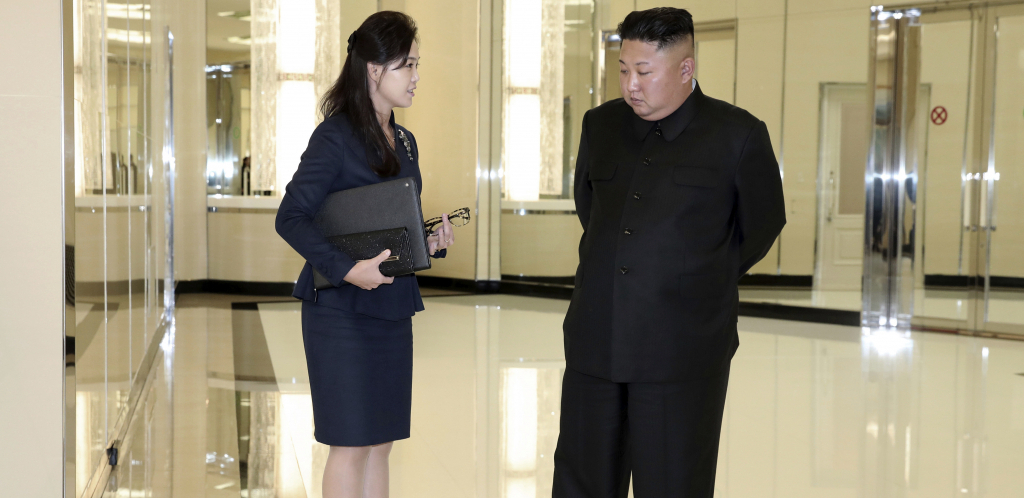 Kim Džong Un se bori protiv zapadne mode: U Severnoj Koreji se zabranjuju uske farmerke kao i "neprimerene" frizure