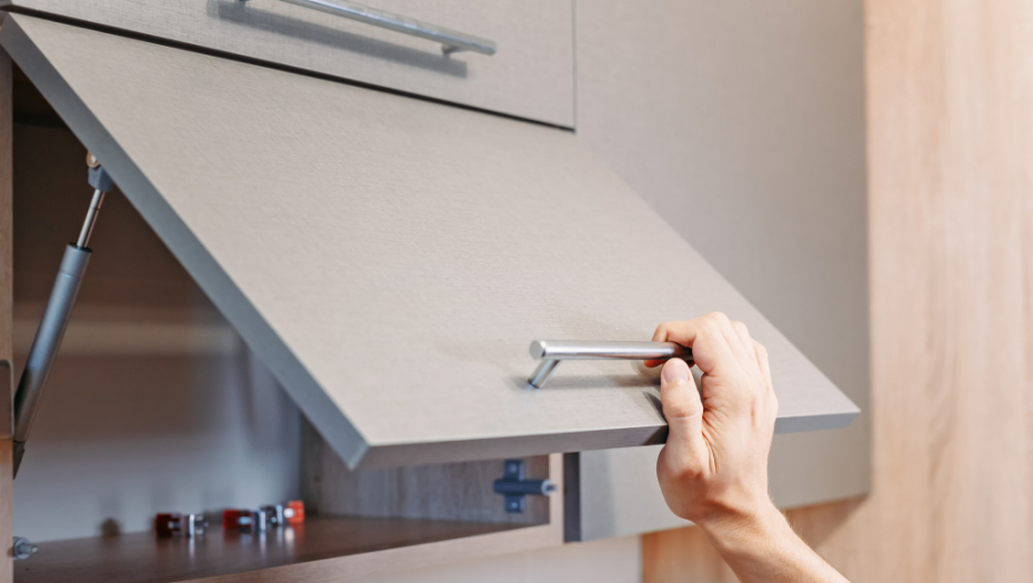 Sve je čisto, ali iz kuhinjskih elemenata i ormana izbija neprijatan miris