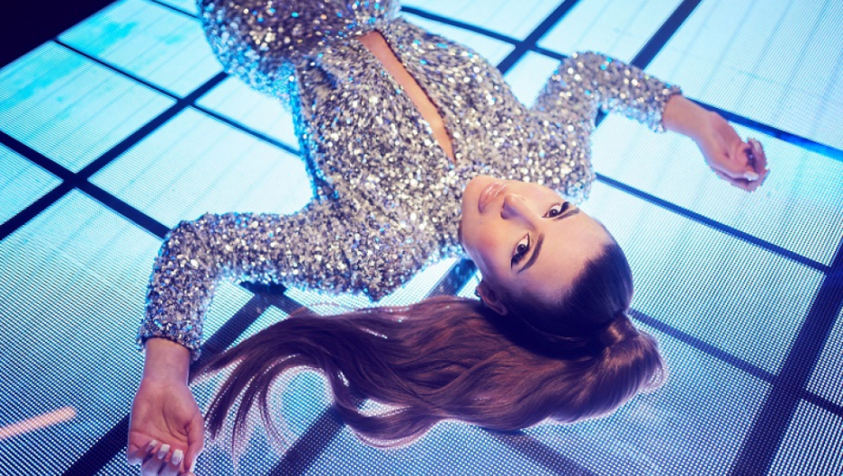 ANASTASIJA I GOBELJA POZIRALI ZAGRLJENI I NASMEJANI! Fudbaler zagrlio zgodnu pevačicu pa joj ovim rečima čestitao rođendan (FOTO)