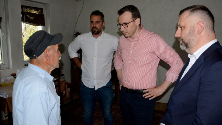 "RADOJE SPAVA SA SEKIROM KRAJ KREVETA IZ STRAHA OD NAPADA" Petković posetio dom Pumpalovića koji je česta meta albanskih ekstremista