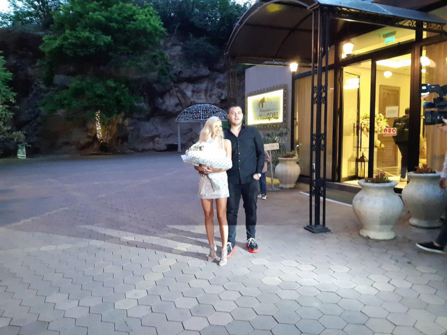 OD BRENE KRIJE NOVU VEZU! Viktor Živojinović šutnuo Sandru i bacio oko na ovu poznatu pevačicu, viđeni zajedno!