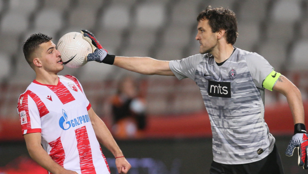 HAOS U FINALU! Stojković odgurno Krstovića,  dobio crveni karton, pa nastavio da brani u penal seriji!