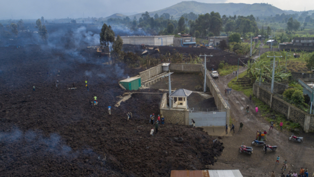 NE DAJ BOŽE NIKOM Lokalno stanovništvo hoda preko lave nakon razorne erupcije vulkana u Kongu! (FOTO)