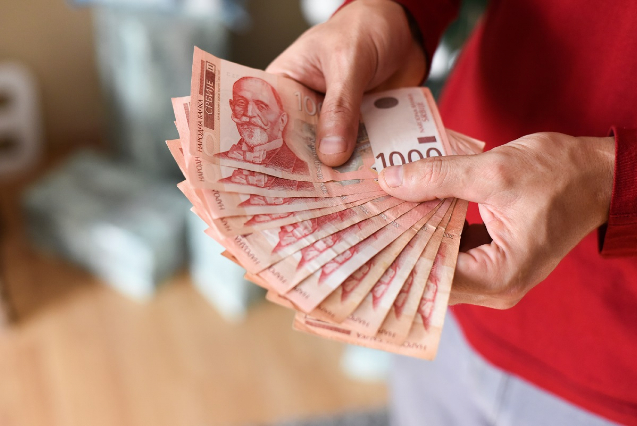 PAŽNJA! Postoje uslovi koje treba ispuniti za omiljeno sredstvo plaćanja : Banke uvek pre nude  kartice nego čekove