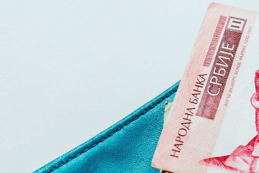 SRBI NAJVIŠE VOLE EVRE, PA ŠVAJCARCE! Građani Srbije ne odustaju od slamarice, ali iz godine u godinu rastu štekovi i u bankama