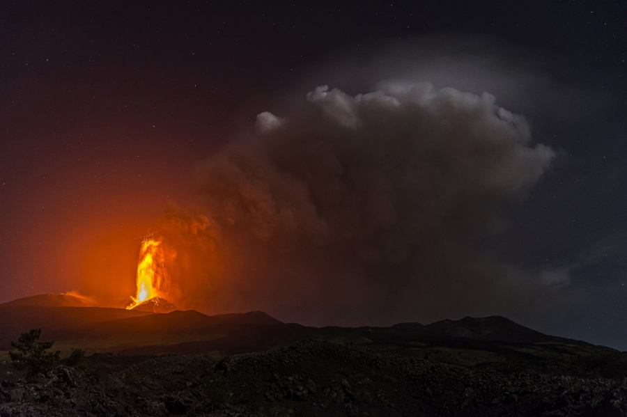 UPALJEN CRVENI ALARM! Snažna erupcija vulkana, oblak se vidi iz svemira!