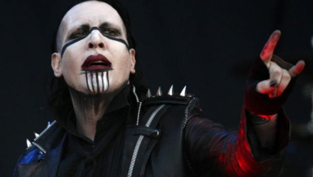 GAĐAO SNIMATELJKU SLINAMA! Kontroverzni pevač se predao policiji, evo koja mu kazna preti za brutalno iživljavanje i maltretiranje!