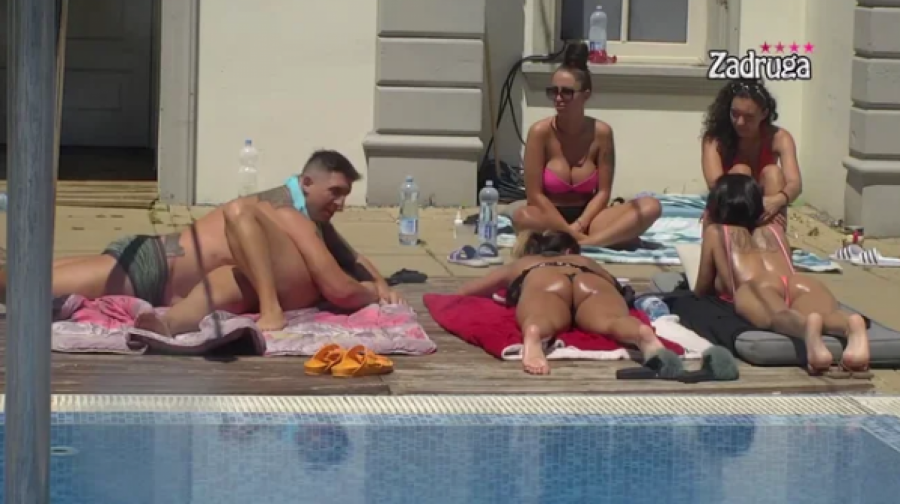 KRISTIJAN RUKAMA ZADOVOLJIO KRISTININE POTREBE Golubović pred svima mazao ljubavnicu po celom telu (FOTO)