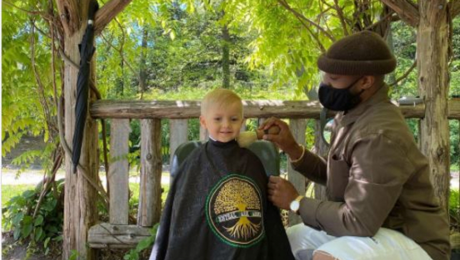 Nakon zatvaranja zbog pandemije, frizer se latio makaza, besplatno šišao u Central parku i napravio biznis od toga (VIDEO)