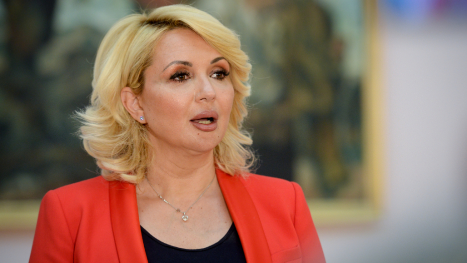 DANAS VAŽI ZA PRVU DAMU STILA U POLITICI Da li prepoznajete ministarku sa slike? (VIDEO)