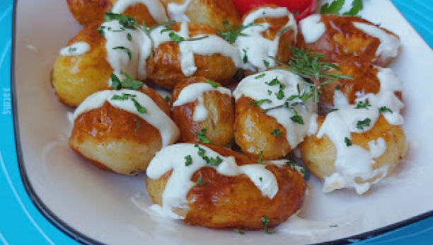 Mladi krompir sa kajmakom – Čarolija na tanjiru! (VIDEO)