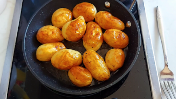Mladi krompir sa kajmakom – Čarolija na tanjiru! (VIDEO)