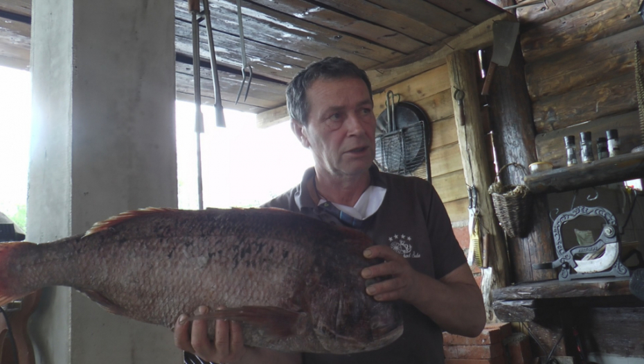 SVE ZA DOBAR ULOV Šućro je u velikim talasima izlagao život opasnosti, u Prijepolju zbog njega mirišu brancin i orada (FOTO)