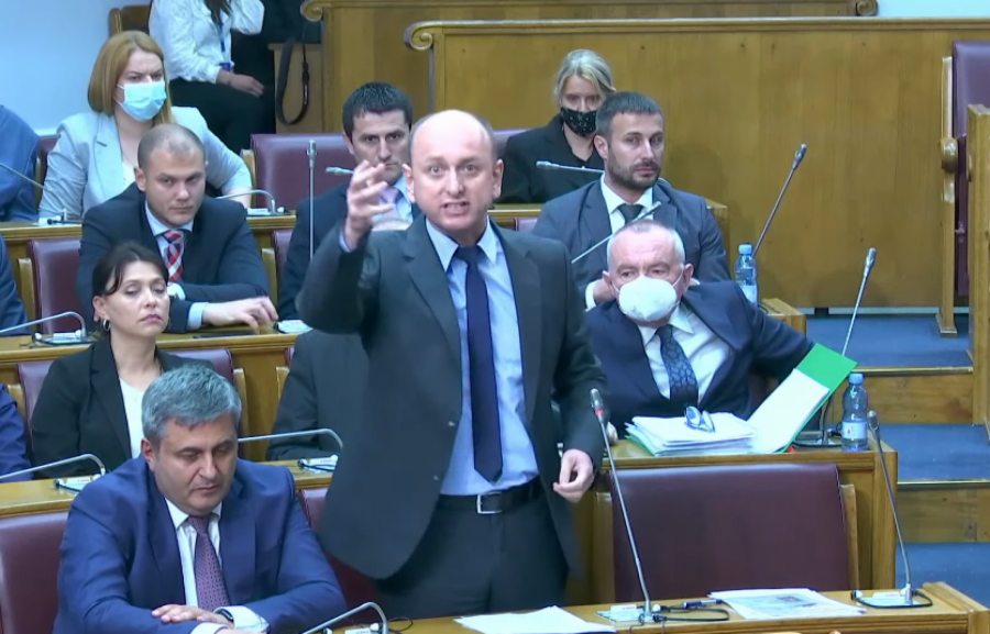 OPŠTA SVAĐA U CRNOGORSKOM PARLAMENTU! Krivokapić pljunuo na Srbe, dobio opomenu, pa pobegao iz sale: Ovo je kafanski nastup prostačine!