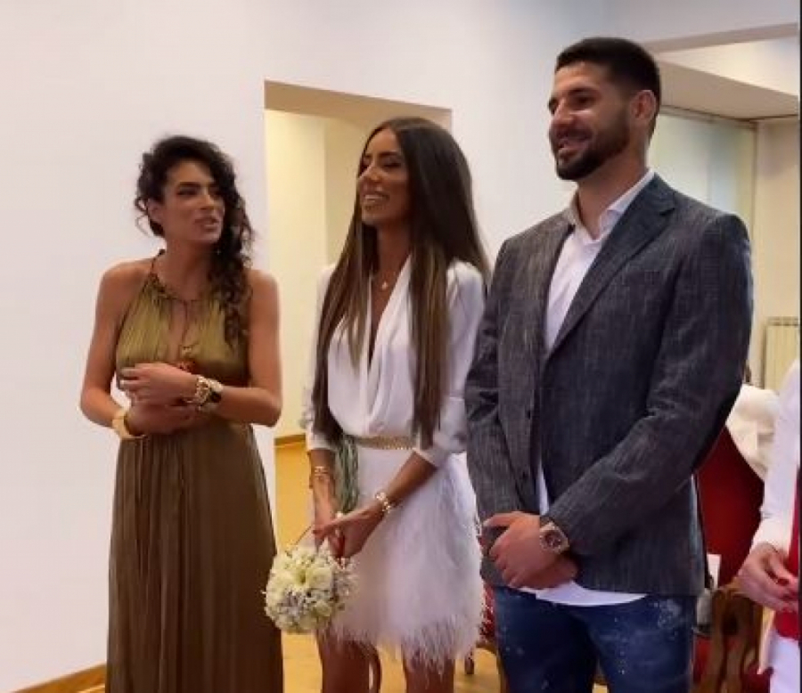 JELENA KOSTOV PEVA NA SVADBI ALEKSANDRA MITROVIĆA Pevačica progovorila o bakšišu i željama mladenaca!