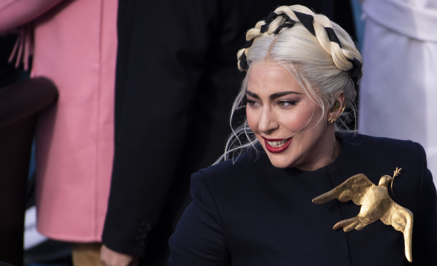 LEJDI GAGA GOLA I BEZ ŠMINKE! Snimak za dan pregledalo 11 miliona ljudi, grudi prekrila samo rukom, a komentari ne prestaju da se nižu (FOTO)