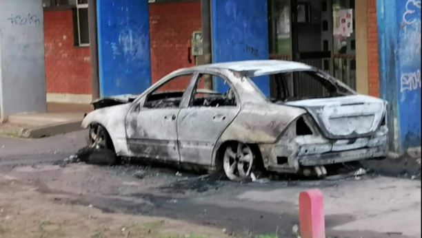 NOVI NAPAD NA SRBE NA KiM: Usred noći ušetali u dvorište u Zubinom Potoku i zapalili automobil