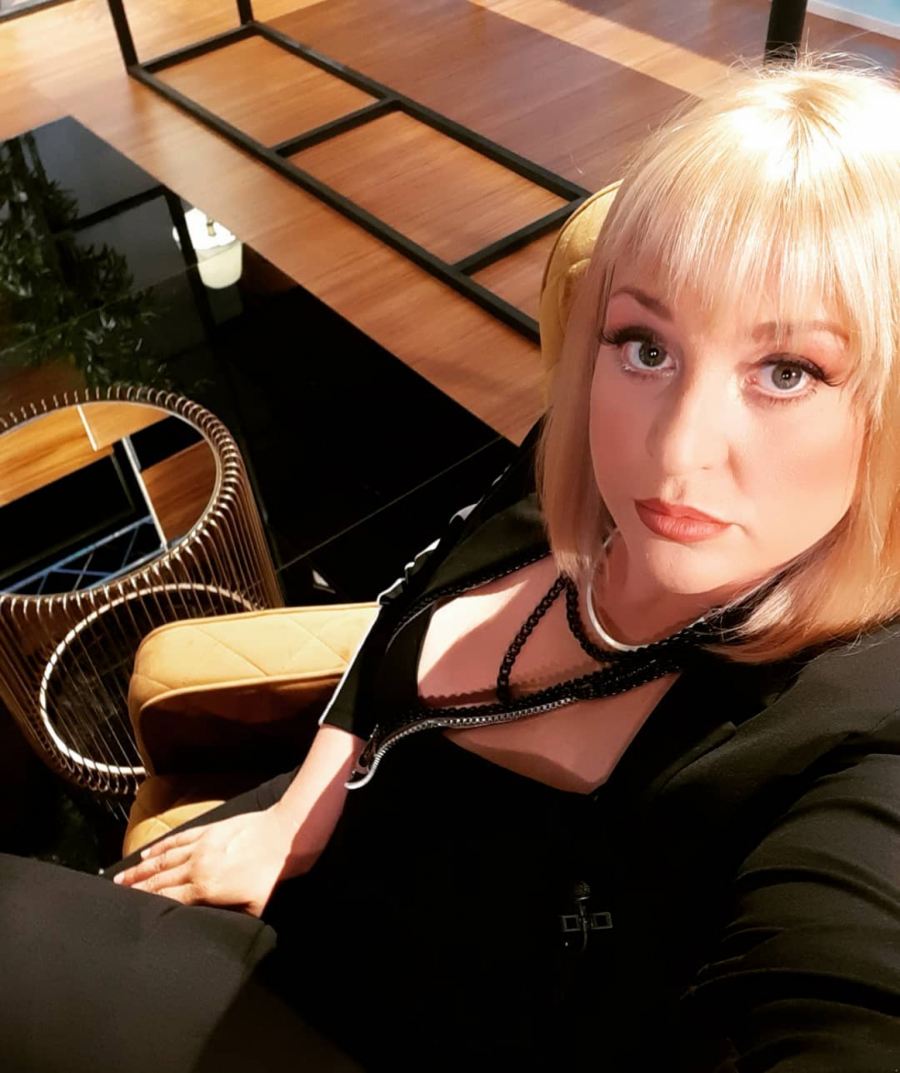 MOJI RODITELJI SU SVE DALI TOM MOM BRATU, NEK IM ON NOSI PREZIME Voditeljka otkrila detalje sukoba s porodicom!