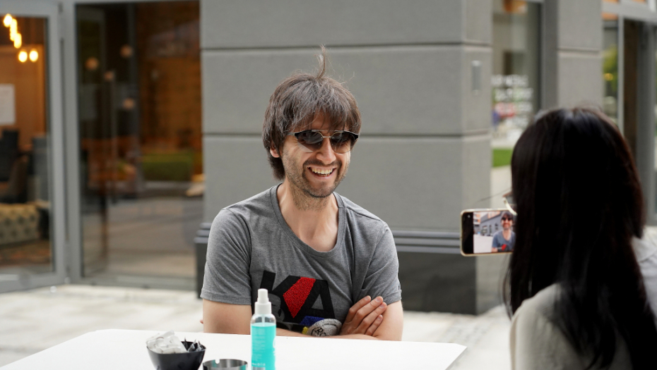 PAPARAZZO ALO! STEVAN ANĐELKOVIĆ POTPUNO PROMENIO LIČNI OPIS! Pevač ostario preko noći!