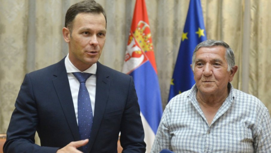 UZMI RAČUN I POBEDI Ministar finansija uručio ključeve od stana porodici Ćerimović iz Vranja
