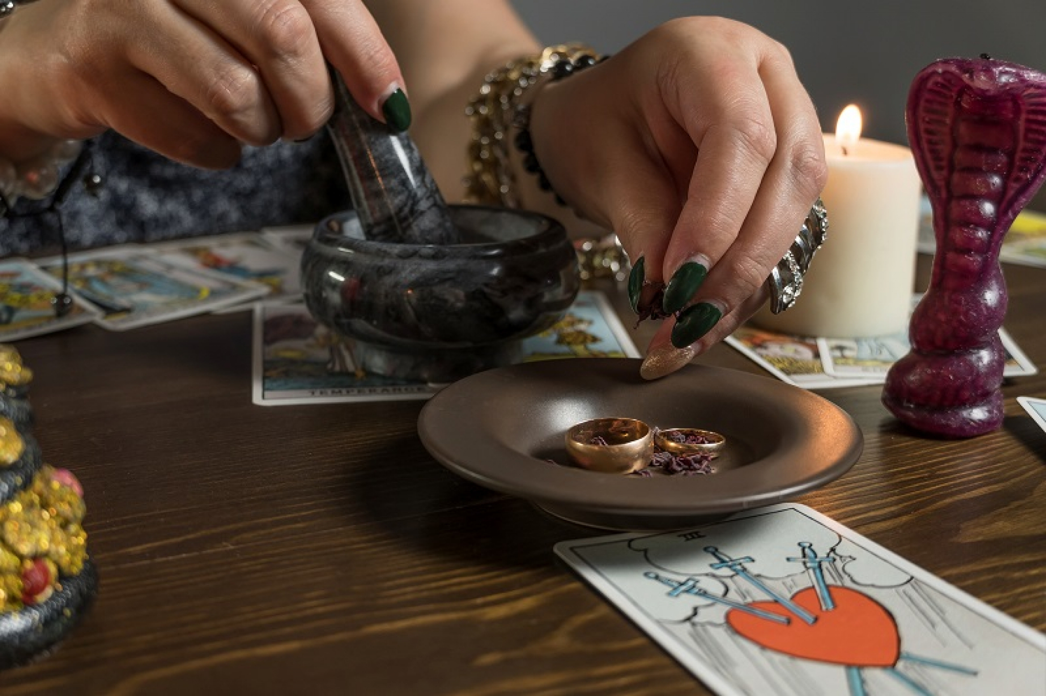 SLEDIĆETE SE! U moru jezivih i morbidnih običaja, Srbi vekovima u kandžama vračara, hodžinih zapisa, vudu magije