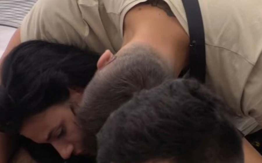 DOK KRISTIJAN PEVA SUPRUZI KRISTINA GRCA U SUZAMA Ispod pokrivača Golubović kuje planove s pevačicom, a pred kamerama veliča suprugu!