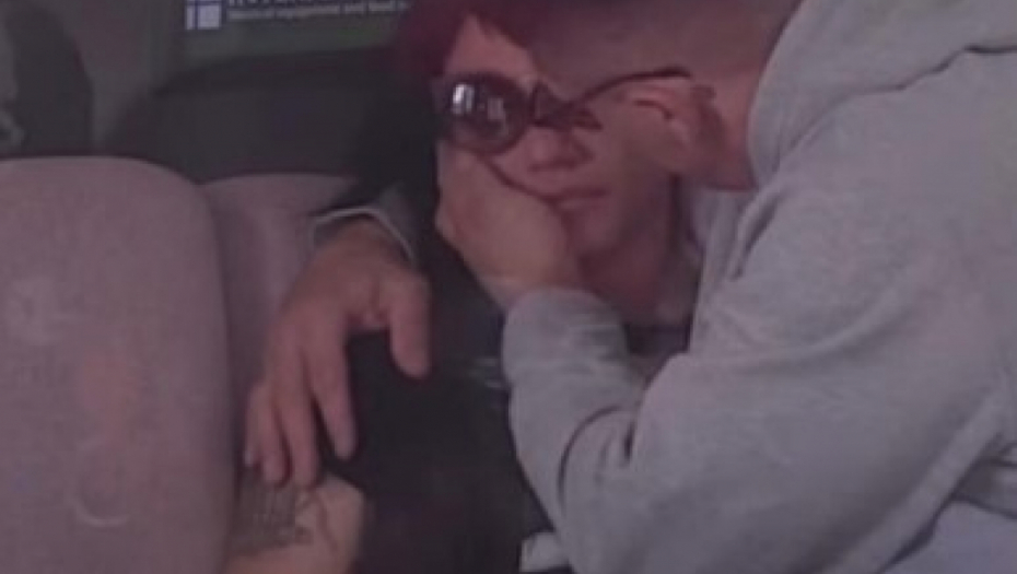 DOK KRISTIJAN PEVA SUPRUZI KRISTINA GRCA U SUZAMA Ispod pokrivača Golubović kuje planove s pevačicom, a pred kamerama veliča suprugu!