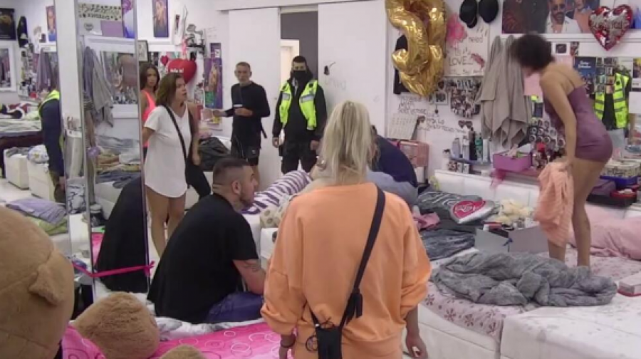 OBEZBEĐENJE REAGOVALO MOMENTALNO! Filip Car pljunuo Minu, polio je vodom i nikad brutalnije izvređao nju i majku, otkrio skandalozne tajne Vrbaški koje niko nije znao!