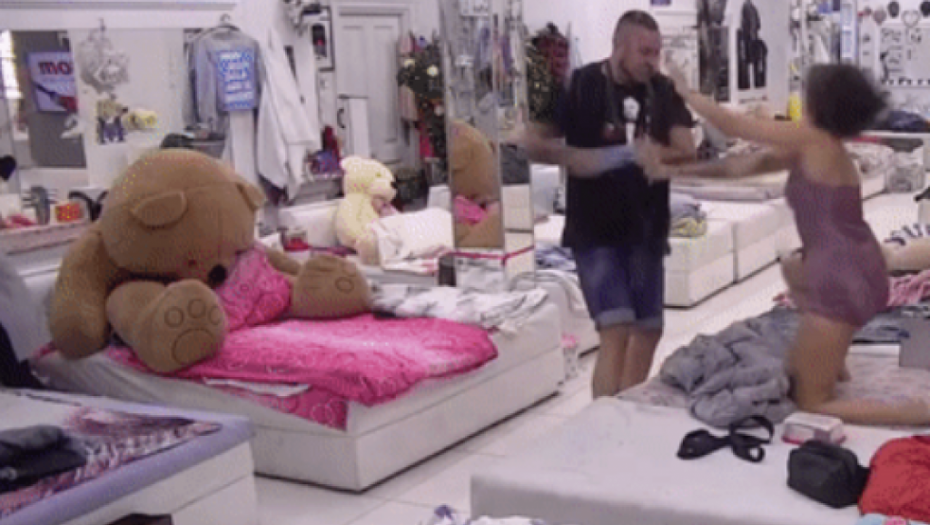 OBEZBEĐENJE REAGOVALO MOMENTALNO! Filip Car pljunuo Minu, polio je vodom i nikad brutalnije izvređao nju i majku, otkrio skandalozne tajne Vrbaški koje niko nije znao!