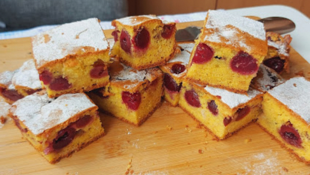 VRHUNSKI KOLAČ SA TREŠNJAMA! Sofisticiran ukus, koji osvaja na prvi zalogaj! (VIDEO)