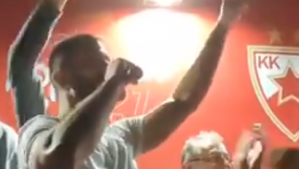 KAPITEN ODUŠEVIO "DELIJE"! Branko Lazić se posle utakmice latio mikrofona, ovo pesmu je otpevao miljenik Zvezdinih navijača! (VIDEO)