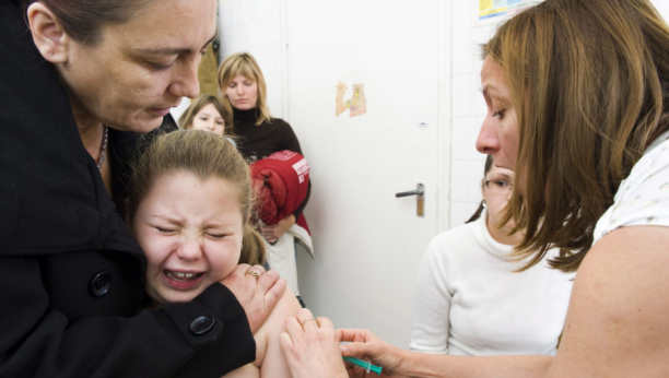 PEDIJATRI SRBIJE UPOZORAVAJU! Raste broj zaražene i hospitalizovane dece, najveći broj obolelih ispod ČETIRI godine