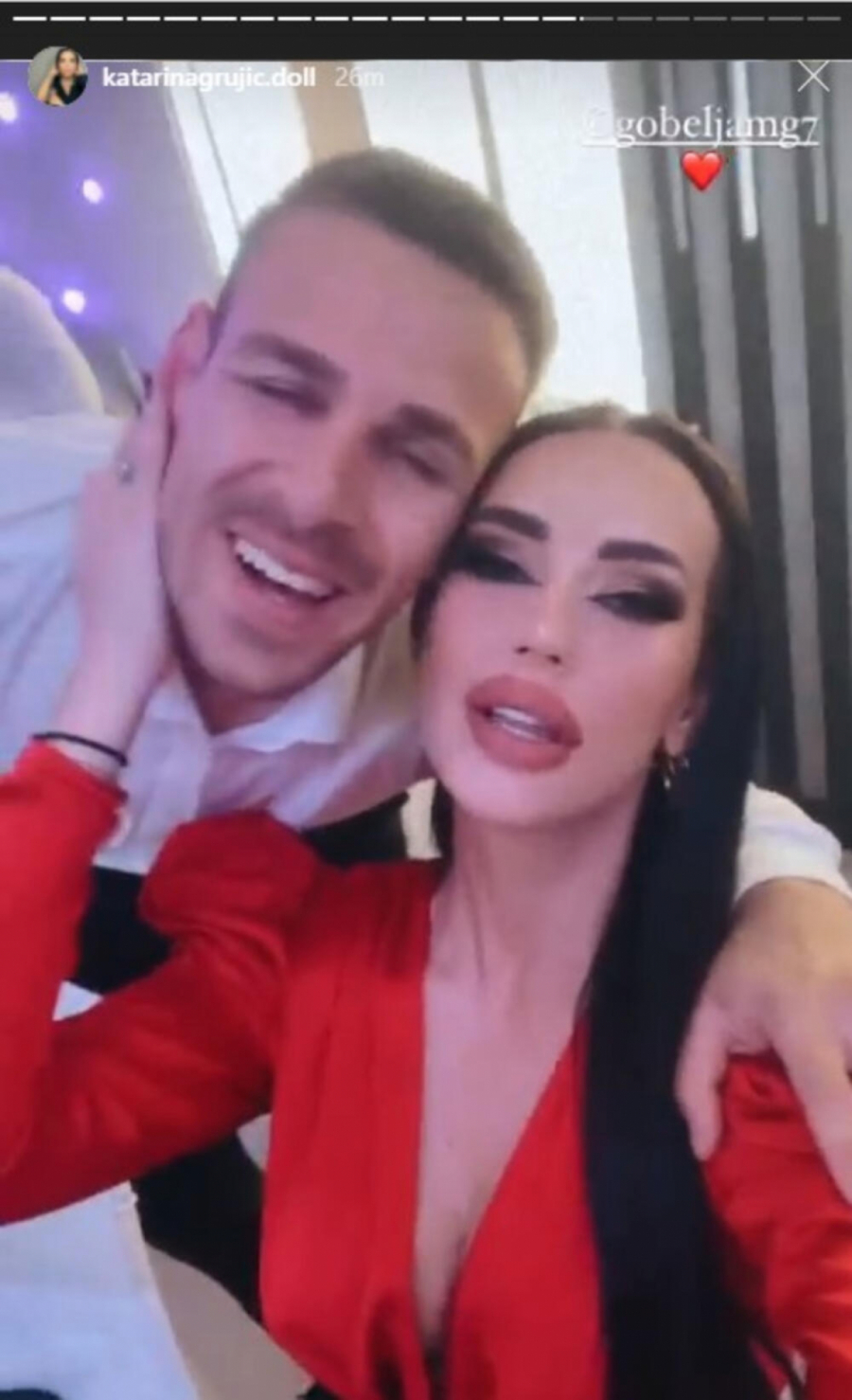 GRUJIĆKA I GOBELJA GLAVNI NA SVADBI! Pevačica blista u crvenoj haljini, dok fudbaler ne skida ruke sa nje, Katarina se latila mikrofona gosti pali u trans (VIDEO)