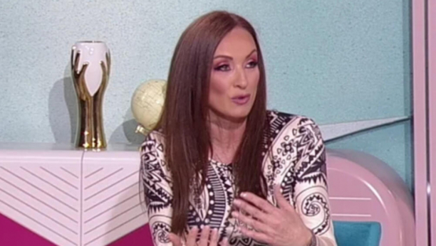 OVO SU NAJKRAĆI BRAKOVI NA ESTRADI Poznatog pevača supruga je optužila da je gej, a ovaj razvod je misterija već godinama unazad