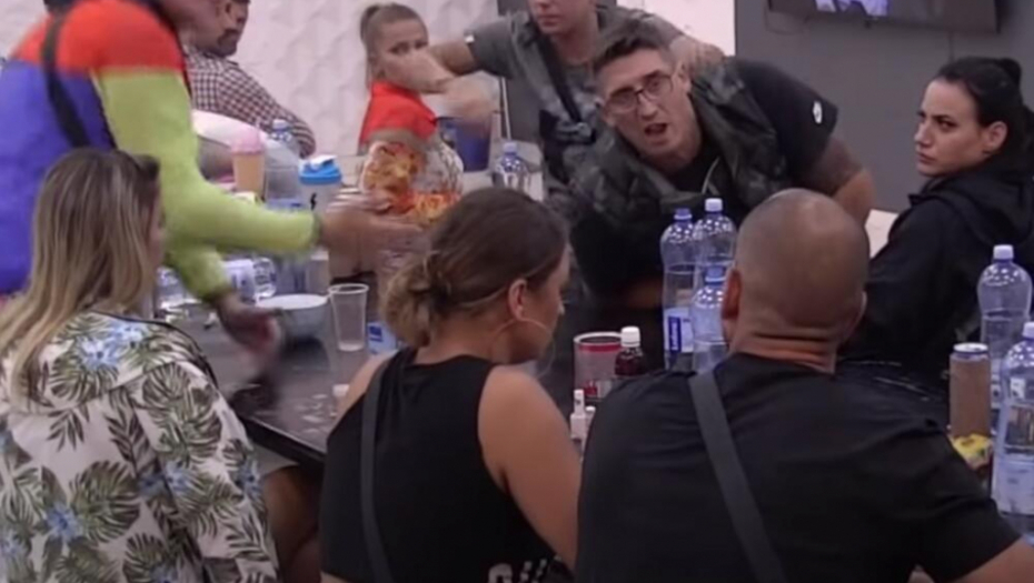 KRISTIJAN PLJUNUO MIŠELA! Skandalozna scena u Beloj kući, Golubović zapretio pevaču i rekao mu da je napolju gotov!