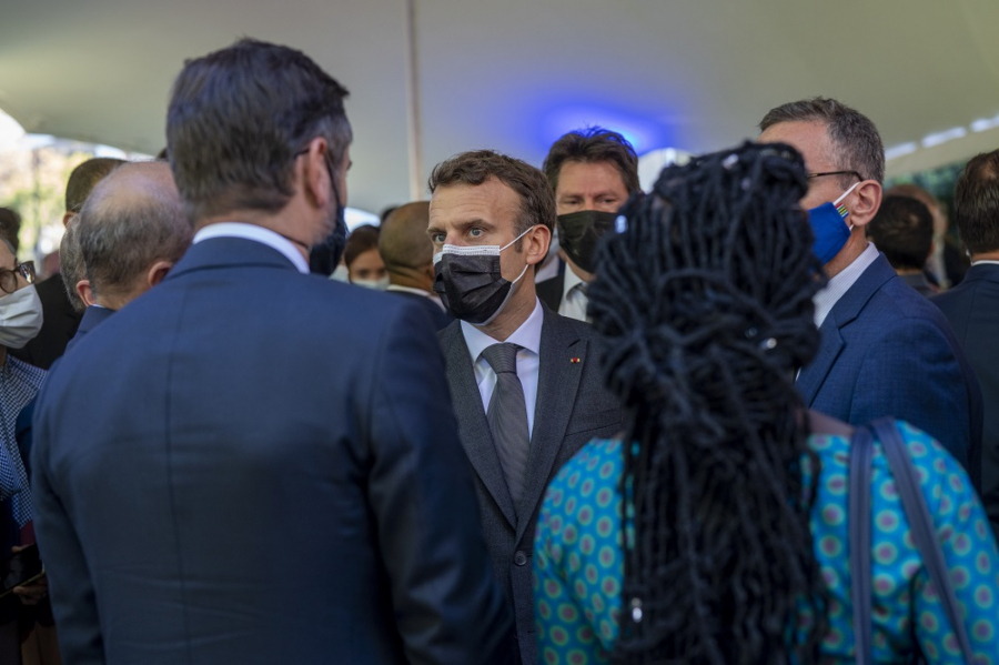 PARIZ DIŽE RUKE! Makron najavio povlačenje vojske!