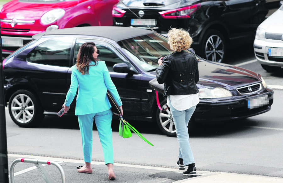 EKSKLUZIVNI ALO! PAPARAZZO  Lepa Brena fura podočnjake dok lovi novi stan!