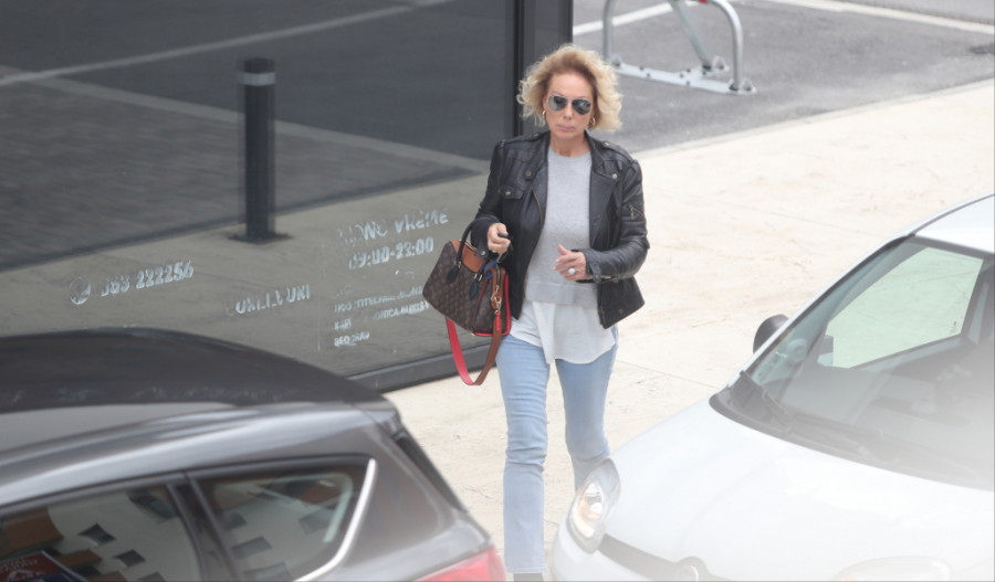 EKSKLUZIVNI ALO! PAPARAZZO  Lepa Brena fura podočnjake dok lovi novi stan!