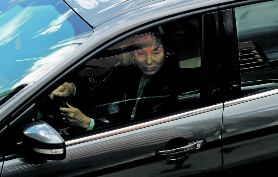 EKSKLUZIVNI ALO! PAPARAZZO  Lepa Brena fura podočnjake dok lovi novi stan!