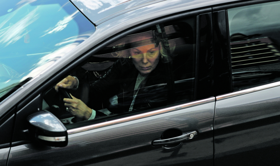 EKSKLUZIVNI ALO! PAPARAZZO  Lepa Brena fura podočnjake dok lovi novi stan!