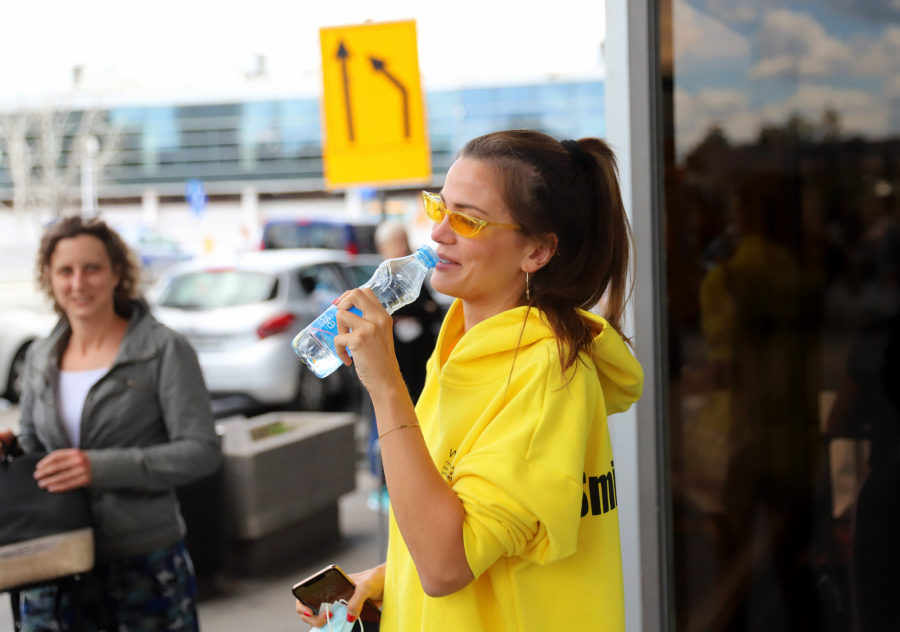 ATOMSKA BOMBA! Milica stigla od dečka maskirana, ali je zato prekratka haljina otkrila previše! (FOTO)