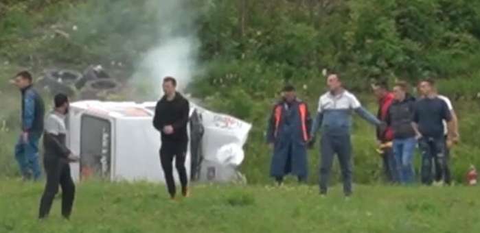 UZNEMIRUJUĆI SNIMAK POGIBIJE VOZAČA NA TRCI U KRALJEVU Vladimir Šekularac izleteo sa staze, vatrogasci sekli smrskani automobil (VIDEO)